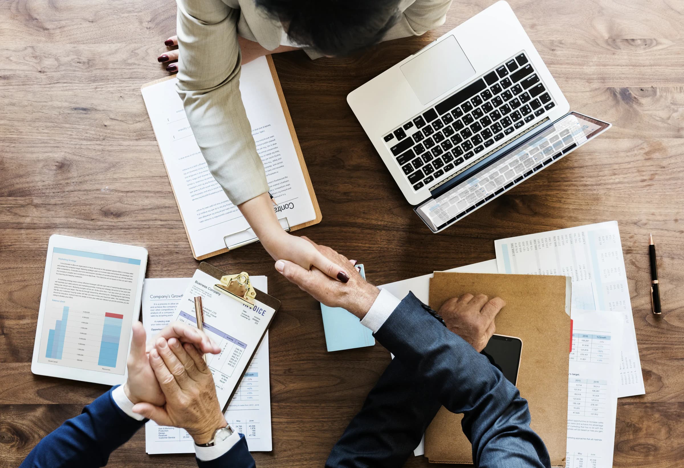 Poignée de main entre un partenaire apporteur d’affaires et un dirigeant d’entreprise